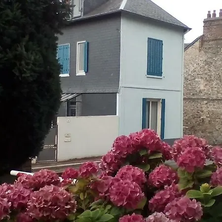 La Fleur D Avec Son Parking Онфлер