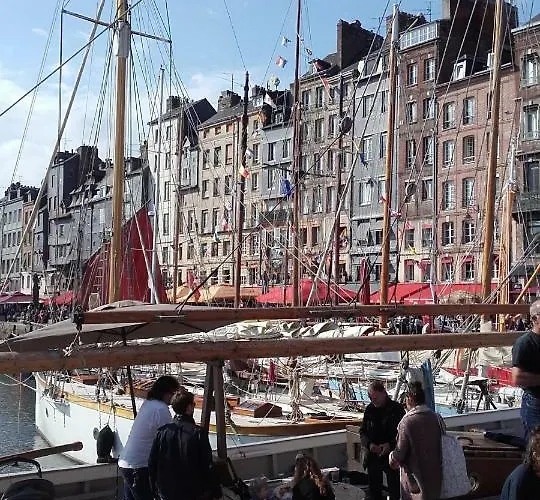 La Fleur D Avec Son Parking Honfleur